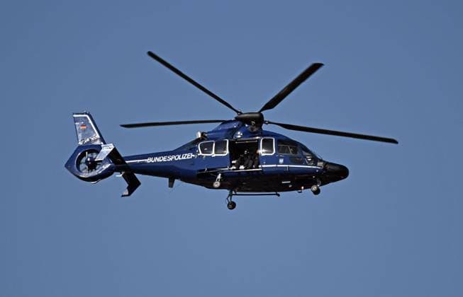 23.03.2022, xjhx, Fussball UEFA, Deutschland DFB Nationalmannschaft Training emspor, v.l. Ein Helicopter der Bundespolizei kreist ueber dem Stadiongelaende (DFL DFB REGULATIONS PROHIBIT ANY USE OF PHOTOGRAPHS as IMAGE SEQUENCES and or QUASI-VIDEO) Frankfurt am Main
