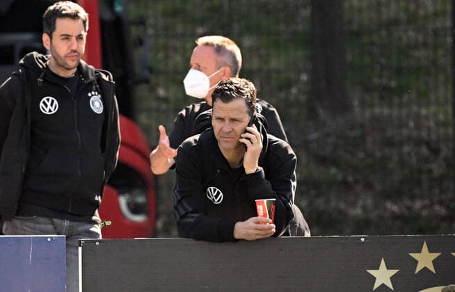 23.03.2022, xjhx, Fussball UEFA, Deutschland DFB Nationalmannschaft Training emspor, v.l. Team Manager Oliver Bierhoff (Deutsche Fussball Nationalmannschaft DFB) (DFL DFB REGULATIONS PROHIBIT ANY USE OF PHOTOGRAPHS as IMAGE SEQUENCES and or QUASI-VIDEO) Frankfurt am Main