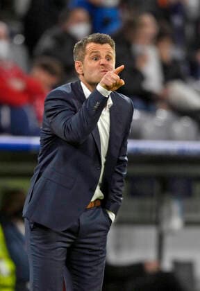 22.03.2022, Fussball Championsleague Frauen 2021 2022, Viertelfinale, FC Bayern München - Paris Saint Germain, in der Allianz-Arena München. Trainer Jens Scheuer (FC Bayern München) gibt genaue Anweisungen.