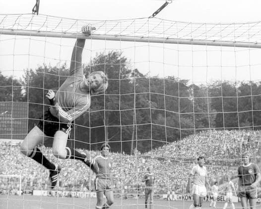 DFB Pokalfinale 26.06.1976 : Hamburger SV - 1. FC Kaiserslautern 2:0 in Frankfurt Torwart Ronnie Hellström (FCK) hängt an der Latte. Rechts schauen Georg Volkert (HSV) und Johannes Riedle (FCK) zu *** DFB Cup Final 26 06 1976 Hamburger SV 1 FC Kaiserslautern 2 0 in Frankfurt Goalkeeper Ronnie Hellström FCK hangs on the crossbar Right Georg Volkert HSV and Johannes Riedle FCK look on HM