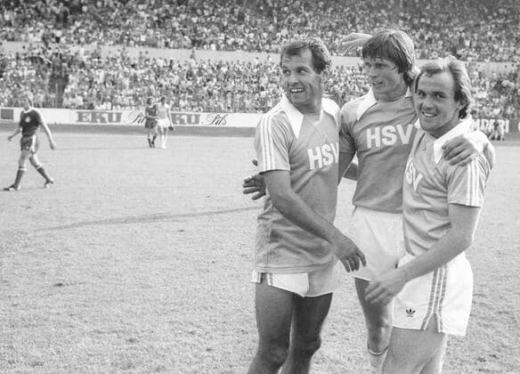 DFB Pokalfinale 26.06.1976 : Hamburger SV - 1. FC Kaiserslautern 2:0 in Frankfurt Schlußjubel HSV von links : Georg Volkert, Peter Nogly und Kurt Eigl, ganz links Johannes Riedl (FCK) geht vomPlatz *** DFB Cup Final 26 06 1976 Hamburger SV 1 FC Kaiserslautern 2 0 in Frankfurt Final cheer HSV from left Georg Volkert, Peter Nogly and Kurt Eigl, far left Johannes Riedl FCK goes from thePlatz HM