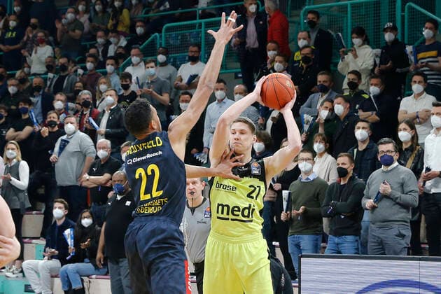 14. Spieltag der easyCredit BBL Basketball Bundesliga in der Oberfrankenhalle in Bayreuth Saison 2021-2022 Medi Bayreuth gegen EWE Baskets Oldenburg Janari Jöesaar ( Medi Bayreuth) -21- rechts Tj Holyfied (EWE Baskets Oldenburg) -22- links