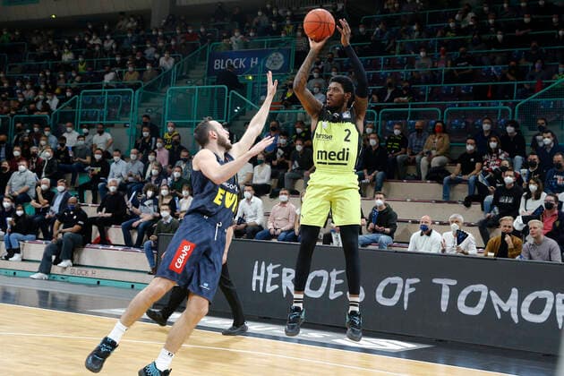 14. Spieltag der easyCredit BBL Basketball Bundesliga in der Oberfrankenhalle in Bayreuth Saison 2021-2022 Medi Bayreuth gegen EWE Baskets Oldenburg Sacar Anim ( Medi Bayreuth) -2- rechts Max Heidegger (EWE Baskets Oldenburg) -3- links