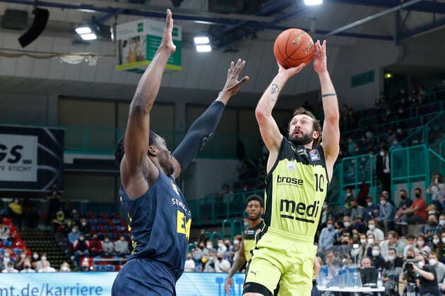 14. Spieltag der easyCredit BBL Basketball Bundesliga in der Oberfrankenhalle in Bayreuth Saison 2021-2022 Medi Bayreuth gegen EWE Baskets Oldenburg Bastian Doreth (Medi Bayreuth) -10- rechts Tai Odiase (EWE Baskets Oldenburg) -21- links