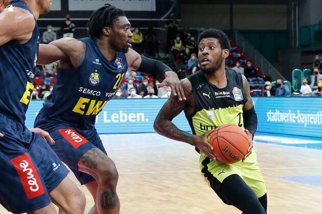 14. Spieltag der easyCredit BBL Basketball Bundesliga in der Oberfrankenhalle in Bayreuth Saison 2021-2022 Medi Bayreuth gegen EWE Baskets Oldenburg Sacar Anim ( Medi Bayreuth) -2- rechts Tai Odiase (EWE Baskets Oldenburg) -21- links