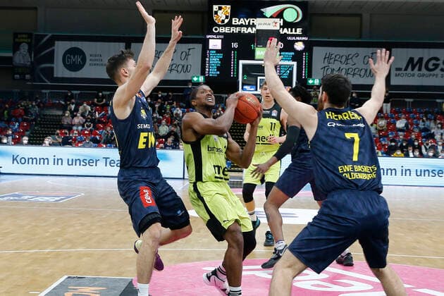14. Spieltag der easyCredit BBL Basketball Bundesliga in der Oberfrankenhalle in Bayreuth Saison 2021-2022 Medi Bayreuth gegen EWE Baskets Oldenburg Cameron Wells ( Medi Bayreuth) -22- mitte Michal Michalak (EWE Baskets Oldenburg) -20- links Sebastian Herrera (EWE Baskets Oldenburg) -7- rechts