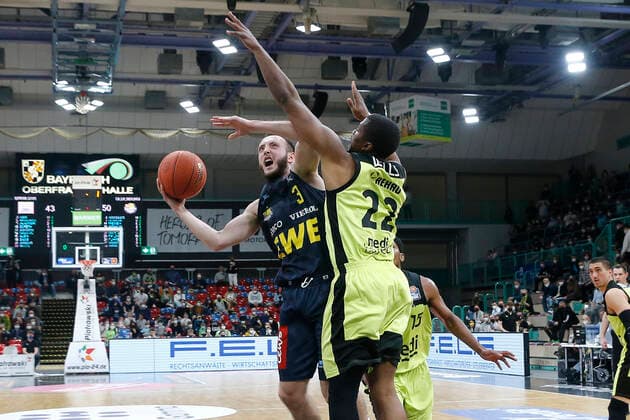 14. Spieltag der easyCredit BBL Basketball Bundesliga in der Oberfrankenhalle in Bayreuth Saison 2021-2022 Medi Bayreuth gegen EWE Baskets Oldenburg Cameron Wells ( Medi Bayreuth) -22- rechts Max Heidegger (EWE Baskets Oldenburg) -3- links