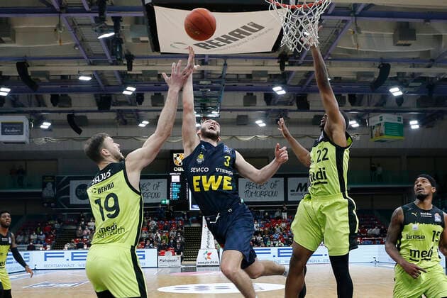 14. Spieltag der easyCredit BBL Basketball Bundesliga in der Oberfrankenhalle in Bayreuth Saison 2021-2022 Medi Bayreuth gegen EWE Baskets Oldenburg Cameron Wells ( Medi Bayreuth) -22- rechts Martynas Sajus ( Medi Bayreuth) -19- links Max Heidegger (EWE Baskets Oldenburg) -3- mitte