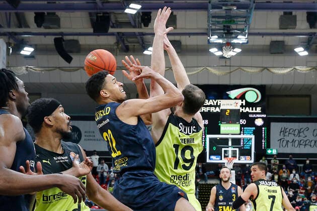 14. Spieltag der easyCredit BBL Basketball Bundesliga in der Oberfrankenhalle in Bayreuth Saison 2021-2022 Medi Bayreuth gegen EWE Baskets Oldenburg Martynas Sajus ( Medi Bayreuth) -19- rechts Tj Holyfied (EWE Baskets Oldenburg) -22- links