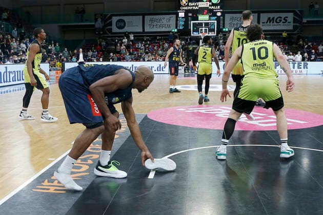 14. Spieltag der easyCredit BBL Basketball Bundesliga in der Oberfrankenhalle in Bayreuth Saison 2021-2022 Medi Bayreuth gegen EWE Baskets Oldenburg Rickey Paulding (EWE Baskets Oldenburg) -23- verliert den Schuh