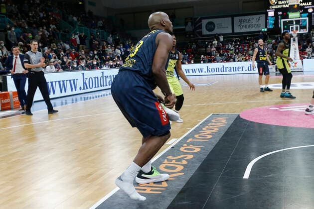 14. Spieltag der easyCredit BBL Basketball Bundesliga in der Oberfrankenhalle in Bayreuth Saison 2021-2022 Medi Bayreuth gegen EWE Baskets Oldenburg Rickey Paulding (EWE Baskets Oldenburg) -23- verliert den Schuh