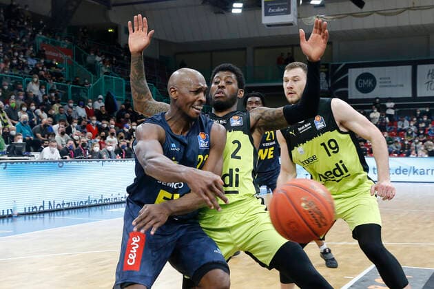 14. Spieltag der easyCredit BBL Basketball Bundesliga in der Oberfrankenhalle in Bayreuth Saison 2021-2022 Medi Bayreuth gegen EWE Baskets Oldenburg Sacar Anim ( Medi Bayreuth) -2- rechts Rickey Paulding (EWE Baskets Oldenburg) -23- links