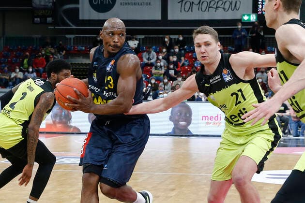 14. Spieltag der easyCredit BBL Basketball Bundesliga in der Oberfrankenhalle in Bayreuth Saison 2021-2022 Medi Bayreuth gegen EWE Baskets Oldenburg Janari Jöesaar ( Medi Bayreuth) -21- rechts Rickey Paulding (EWE Baskets Oldenburg) -23- links