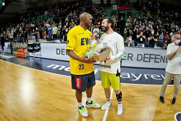 medi bayreuth - EWE Baskets Oldenburg, Basketball, Bundesliga, BBL, Spieltag 14, Spielzeit 2021 2022, 23.03.2022 23 Paulding, Rickey (EWE Oldenburg) 10 Doreth Bastian (medi Bayreuth) medi bayreuth - EWE Baskets Oldenburg , Basketball, Bundesliga, BBL, Spieltag 14, Spielzeit 2021 2022, 23.03.2022 Bayreuth Copyright: xEibner-Pressefoto ThorstenxOchsx EP_TOS