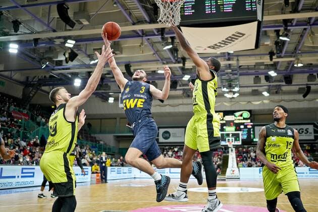 medi bayreuth - EWE Baskets Oldenburg, Basketball, Bundesliga, BBL, Spieltag 14, Spielzeit 2021 2022, 23.03.2022 19 Sajus Martynas (medi Bayreuth) 3 Heidegger, Max (EWE Oldenburg) 22 Wells Cameron (medi Bayreuth) medi bayreuth - EWE Baskets Oldenburg , Basketball, Bundesliga, BBL, Spieltag 14, Spielzeit 2021 2022, 23.03.2022 Bayreuth Copyright: xEibner-Pressefoto ThorstenxOchsx EP_TOS