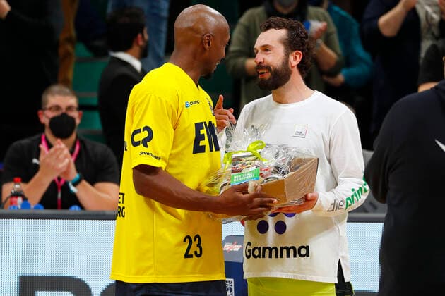 Sport Bilder des Tages 14. Spieltag der easyCredit BBL Basketball Bundesliga in der Oberfrankenhalle in Bayreuth Saison 2021-2022 Medi Bayreuth gegen EWE Baskets Oldenburg Bastian Doreth (Medi Bayreuth) -10- rechts Rickey Paulding (EWE Baskets Oldenburg) -23- links Verabschiedung