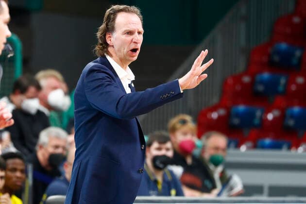 14. Spieltag der easyCredit BBL Basketball Bundesliga in der Oberfrankenhalle in Bayreuth Saison 2021-2022 Medi Bayreuth gegen EWE Baskets Oldenburg Ingo Freyer (EWE Baskets Oldenburg Trainer)