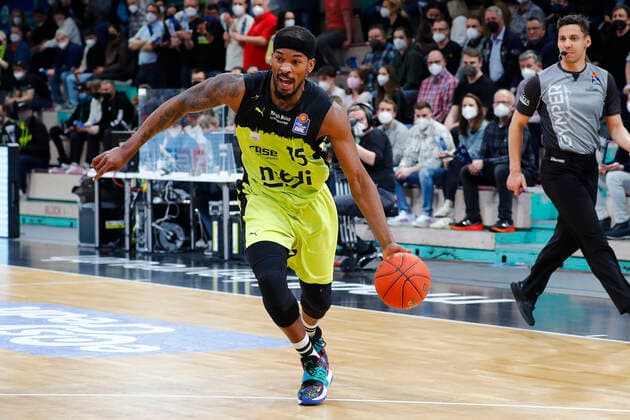 14. Spieltag der easyCredit BBL Basketball Bundesliga in der Oberfrankenhalle in Bayreuth Saison 2021-2022 Medi Bayreuth gegen EWE Baskets Oldenburg Terry Allen ( Medi Bayreuth) -15-
