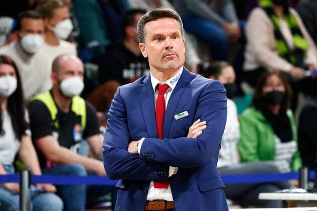 14. Spieltag der easyCredit BBL Basketball Bundesliga in der Oberfrankenhalle in Bayreuth Saison 2021-2022 Medi Bayreuth gegen EWE Baskets Oldenburg Raoul Korner (Medi Bayreuth Trainer)