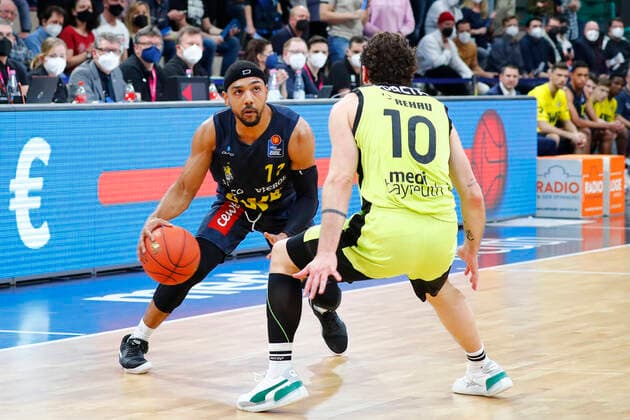 14. Spieltag der easyCredit BBL Basketball Bundesliga in der Oberfrankenhalle in Bayreuth Saison 2021-2022 Medi Bayreuth gegen EWE Baskets Oldenburg Bastian Doreth (Medi Bayreuth) -10- rechts Phil Pressey (EWE Baskets Oldenburg) -11- links
