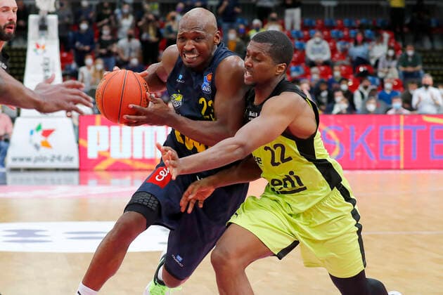 14. Spieltag der easyCredit BBL Basketball Bundesliga in der Oberfrankenhalle in Bayreuth Saison 2021-2022 Medi Bayreuth gegen EWE Baskets Oldenburg Cameron Wells ( Medi Bayreuth) -22- rechts Rickey Paulding (EWE Baskets Oldenburg) -23- links