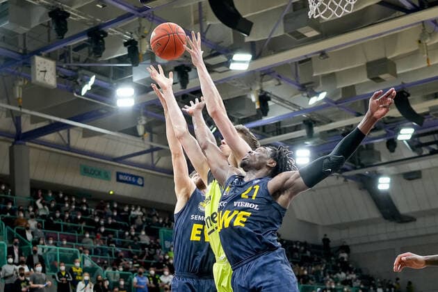 medi bayreuth - EWE Baskets Oldenburg, Basketball, Bundesliga, BBL, Spieltag 14, Spielzeit 2021 2022, 23.03.2022 21Odiase, Tai (EWE Oldenburg) 11 Seiferth Andreas (medi Bayreuth) medi bayreuth - EWE Baskets Oldenburg , Basketball, Bundesliga, BBL, Spieltag 14, Spielzeit 2021 2022, 23.03.2022 Bayreuth Copyright: xEibner-Pressefoto ThorstenxOchsx EP_TOS