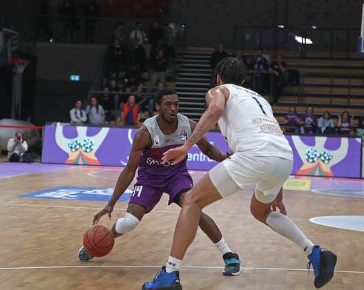 GSD zje123 BG - Heidelberg Göttingens Kamar Baldwin (am Ball) gegen heidelbergs Brekott Chapman