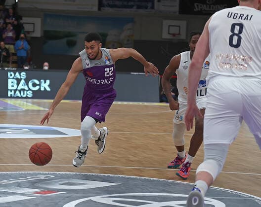 GSD zje123 BG - Heidelberg Göttingens Stephen Brown (am Ball) gegen heidelbergs Robert Lewery und Maximilian Ugrai (rechts)