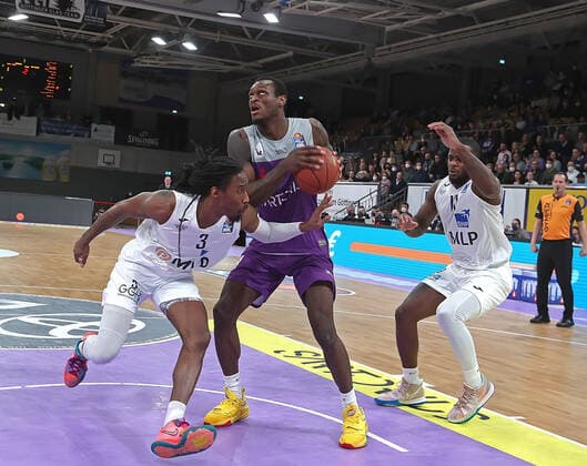 GSD zje123 BG - Heidelberg Göttingens Nate Grimes (am Ball) gegen heidelbergs Robert Lowery (links) und Kelvin Martin