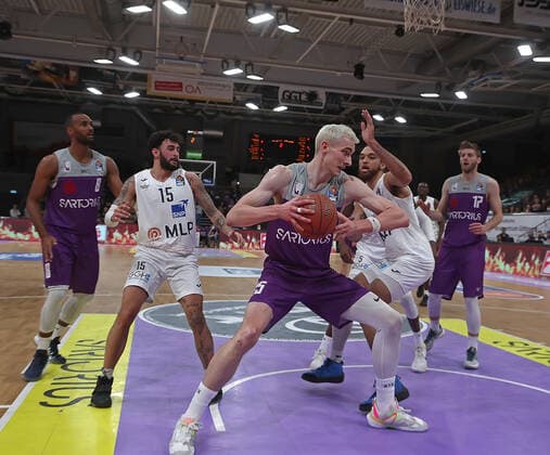 GSD zje123 BG - Heidelberg Göttingens Philipp Hartwich (am Ball) gegen heidelbergs Jordan Geist (links) und Brekott Chapmann (rechts)