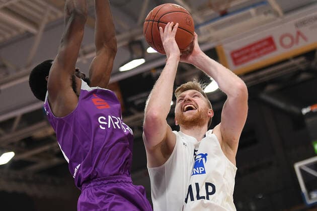 BG Göttingen - MLP Academics Heidelberg 23.03.2022, Basketball-Bundesliga, Saison 2021 2022, 19. Spieltag, BG Göttingen - MLP Academics Heidelberg. Heidelbergs Max Ugrai (r) spielt gegen Göttingens Kamar Baldwin. Göttingen Niedersachsen Deutschland