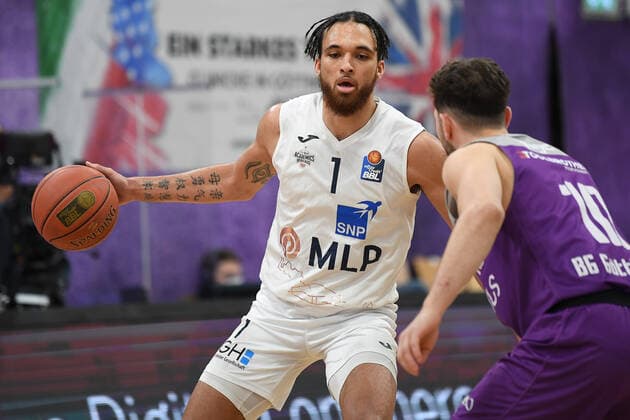 BG Göttingen - MLP Academics Heidelberg 23.03.2022, Basketball-Bundesliga, Saison 2021 2022, 19. Spieltag, BG Göttingen - MLP Academics Heidelberg. Heidelbergs Brekkott Chapman spielt gegen Göttingens Haris Hujic. Foto: Swen Pförtner Göttingen Niedersachsen Deutschland