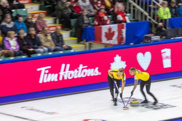 Sport Bilder des Tages March 23, 2022, Prince George, BC, Canada: Sweden second Agnes Knochenhauer, left, and lead Sofia Mabergs sweep in front of a stone against Canada at the Womens World Curling Championship in Prince George, B.C., on Wednesday, March 23, 2022. Canada News - March 23, 2022 - ZUMAc35_ 20220323_zaf_c35_102 Copyright: xJamesxDoylex