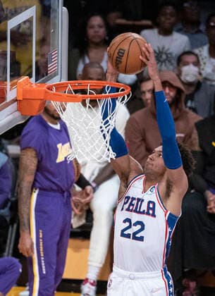 March 23, 2022, Los Angeles, California, USA: Matisse Thybulle 22 of the Philadelphia 76ers goes for a dunk during their NBA, Basketball Herren, USA game against the Los Angeles Lakers on Wednesday March 23, 2022 at Crypto.com Arena in Los Angeles, California. Lakers lose to 76ers, 121-126. PI Los Angeles USA - ZUMAp124 20220323_zaa_p124_017 Copyright: xJAVIERxROJASx