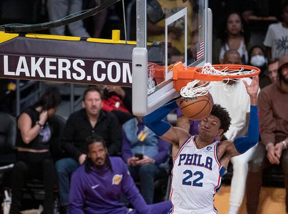 March 23, 2022, Los Angeles, California, USA: Matisse Thybulle 22 of the Philadelphia 76ers dunks the ball during their NBA, Basketball Herren, USA game against the Los Angeles Lakers on Wednesday March 23, 2022 at Crypto.com Arena in Los Angeles, California. Lakers lose to 76ers, 121-126. PI Los Angeles USA - ZUMAp124 20220323_zaa_p124_018 Copyright: xJAVIERxROJASx
