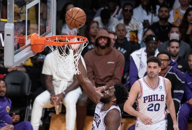 March 23, 2022, Los Angeles, California, USA: Joel Embiid 21 of the Philadelphia 76ers puts up a layup during their NBA, Basketball Herren, USA game against the Los Angeles Lakers on Wednesday March 23, 2022 at Crypto.com Arena in Los Angeles, California. Lakers lose to 76ers, 121-126. PI Los Angeles USA - ZUMAp124 20220323_zaa_p124_024 Copyright: xJAVIERxROJASx