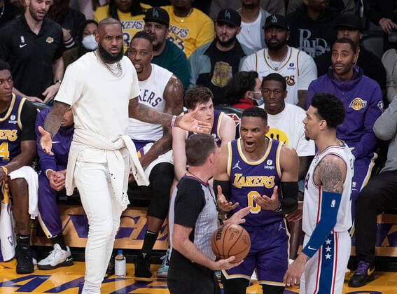March 23, 2022, Los Angeles, California, USA: Russell Westbrook 0 of the Los Angeles Lakers argues with the referee on foul call and supported by LeBron James 6 at the bench during their NBA, Basketball Herren, USA game against the Philadelphia 76ers on Wednesday March 23, 2022 at Crypto.com Arena in Los Angeles, California. Lakers lose to 76ers, 121-126. PI Los Angeles USA - ZUMAp124 20220323_zaa_p124_032 Copyright: xJAVIERxROJASx