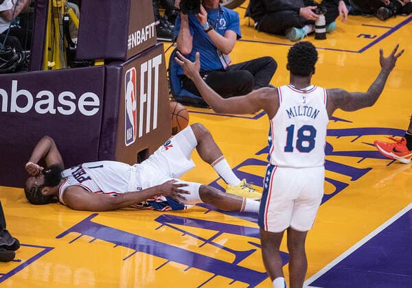 March 23, 2022, Los Angeles, California, USA: James Harden 1 of the Philadelphia 76ers grimmeces in pain after going down on a blocked shot by the Los Angeles Lakers defenders during their NBA, Basketball Herren, USA game on Wednesday March 23, 2022 at Crypto.com Arena in Los Angeles, California. PI Los Angeles USA - ZUMAp124 20220323_zaa_p124_031 Copyright: xJAVIERxROJASx
