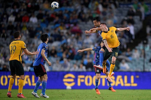 Sport Themen der Woche KW12 SOCCER AUSTRALIA JAPAN, Mitchell Duke of the Socceroos competes to head the ball with Maya Yoshida of Japan during the AFC Asian Qualifier match between Australia and Japan at Accor Stadium in Sydney, Thursday, March 24, 2022. ( NO ARCHIVING, EDITORIAL USE ONLY, NO USE IN BOOKS WITHOUT CONSENT SYDNEY NSW AUSTRALIA  Copyright: xDANxHIMBRECHTSx 20220324001639245391