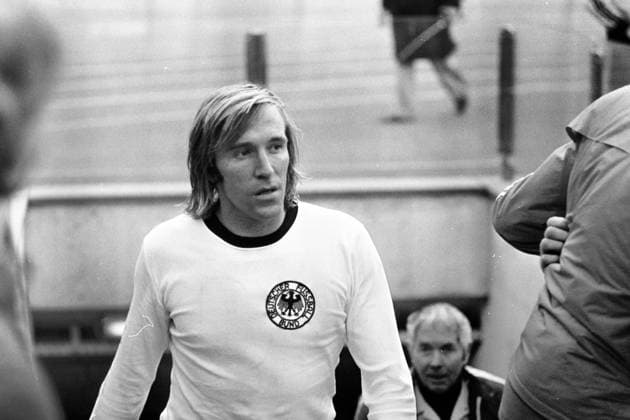 11.10.75 Deutschland - Griechenland Deutschland, Düsseldorf, 11.10.1975, UEFA, EM-Qualifikation, DFB Deutschland - Griechenland (1:1): Günther Netzer (Deutschland). *** 11 10 75 Germany Greece Germany, Düsseldorf, 11 10 1975, UEFA, European Championship qualification, DFB Germany Greece 1 1 Günther Netzer Germany