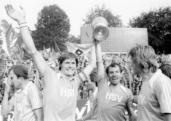 DFB Pokalfinale 26.06.1976 : Hamburger SV - 1. FC Kaiserslautern 2:0 in Frankfurt Pokalsieger HSV von links : xxx, Kapitän Peter Nogly und Georg Volkert mit Pokal und Manfred Kaltz *** DFB Cup Final 26 06 1976 Hamburger SV 1 FC Kaiserslautern 2 0 in Frankfurt Cup winner HSV from left xxx, captain Peter Nogly and Georg Volkert with cup and Manfred Kaltz HM
