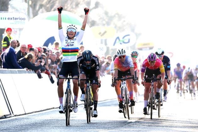 Bilder des Jahres 2022, Sport 03 März Sport Themen der Woche KW12 Sport Bilder des Tages Italian Elisa Balsamo of Trek - Segafredo celebrates as she crosses the finish line to win the women s elite race of the Classic Brugge-De Panne one-day cycling race, 162,8 km from Brugge to De Panne, Thursday 24 March 2022. KURTxDESPLENTER  x25470330x