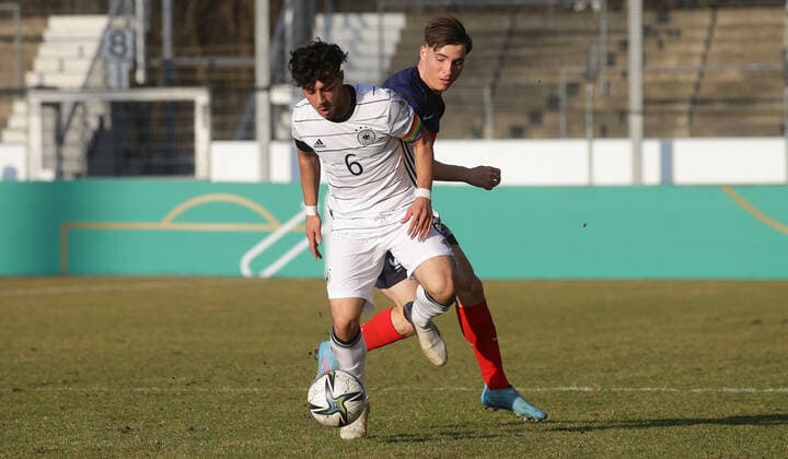Stuttgart , Fußball U18 Länderspiel Deutschland vs. Frankreich , von vorne: Umut Tohumcu ( GER ) Hugo Vogel ( FRA )