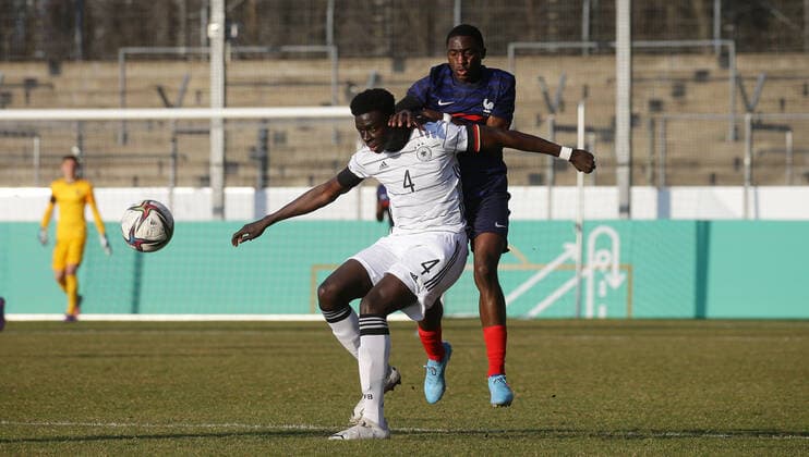 Stuttgart , Fußball U18 Länderspiel Deutschland vs. Frankreich , von links: Joshua Quarshie ( GER ) David Mokwa Mtusu ( FRA ) ,