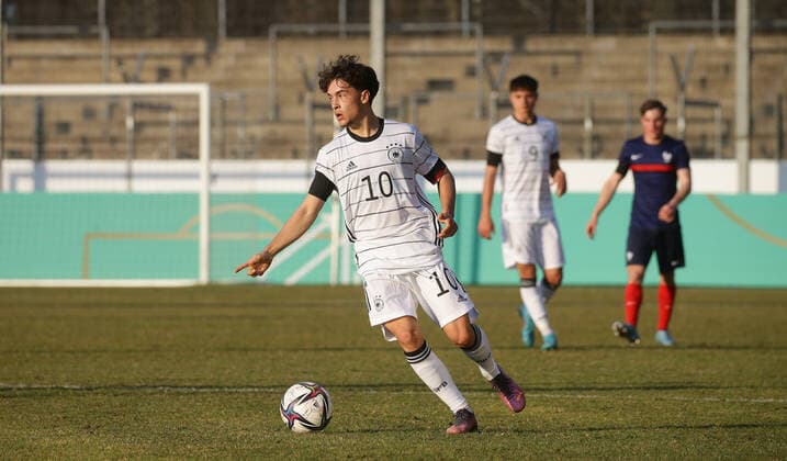 Stuttgart , Fußball U18 Länderspiel Deutschland vs. Frankreich Mika Baur ( GER )
