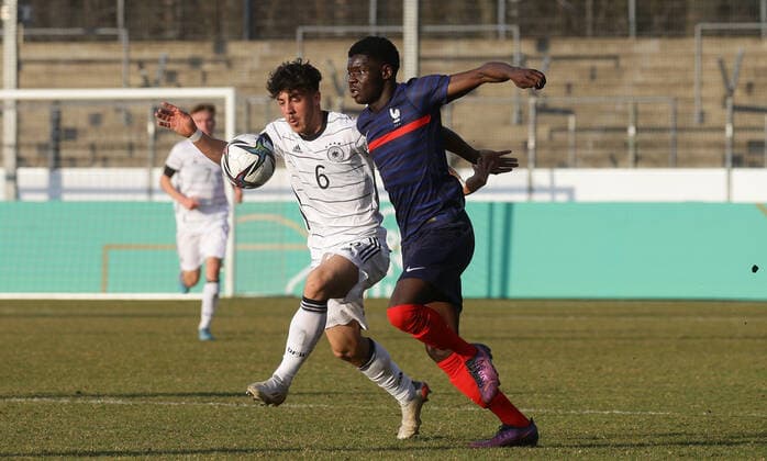 Sport Bilder des Tages Stuttgart , Fußball U18 Länderspiel Deutschland vs. Frankreich , von links: Umut Tohumcu ( GER ) Edoly Lukoki Matso ( FRA )