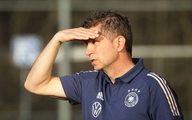 Stuttgart , Fußball U18 Länderspiel Deutschland vs. Frankreich , Trainer Michael Streichsbier ( GER )