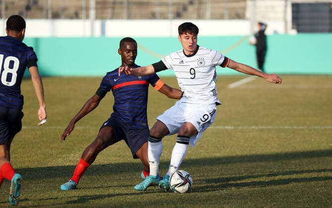 24.03.22 U18 Deutschland - U18 Frankreich Deutschland, Stuttgart, 24.03.2022, Fussball, Testspiel U18 DFB Deutschland - U18 Frankreich: v.l. Wakis Kore (Frankreich), Stefano Marino (Deutschland).