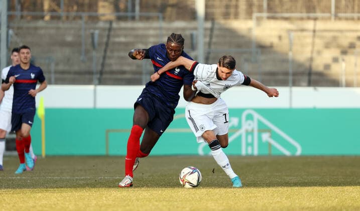24.03.22 U18 Deutschland - U18 Frankreich Deutschland, Stuttgart, 24.03.2022, Fussball, Testspiel U18 DFB Deutschland - U18 Frankreich: v.l. Chimuanya Ugochukwu (Frankreich), Yusuf Kabadyi (Deutschland).