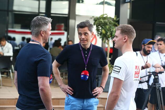 Formel 1 Großer Preis von Saudi-Arabien 24.03.2022, Jeddah Corniche Circuit, Dschidda, Formel 1 Großer Preis von Saudi-Arabien ,im Bild Mick Schumacher (DEU), Haas F1 Team im Gespräch mit seinem Onkel Ralf Schumacher und Sky Kommentator Sascha Roos.